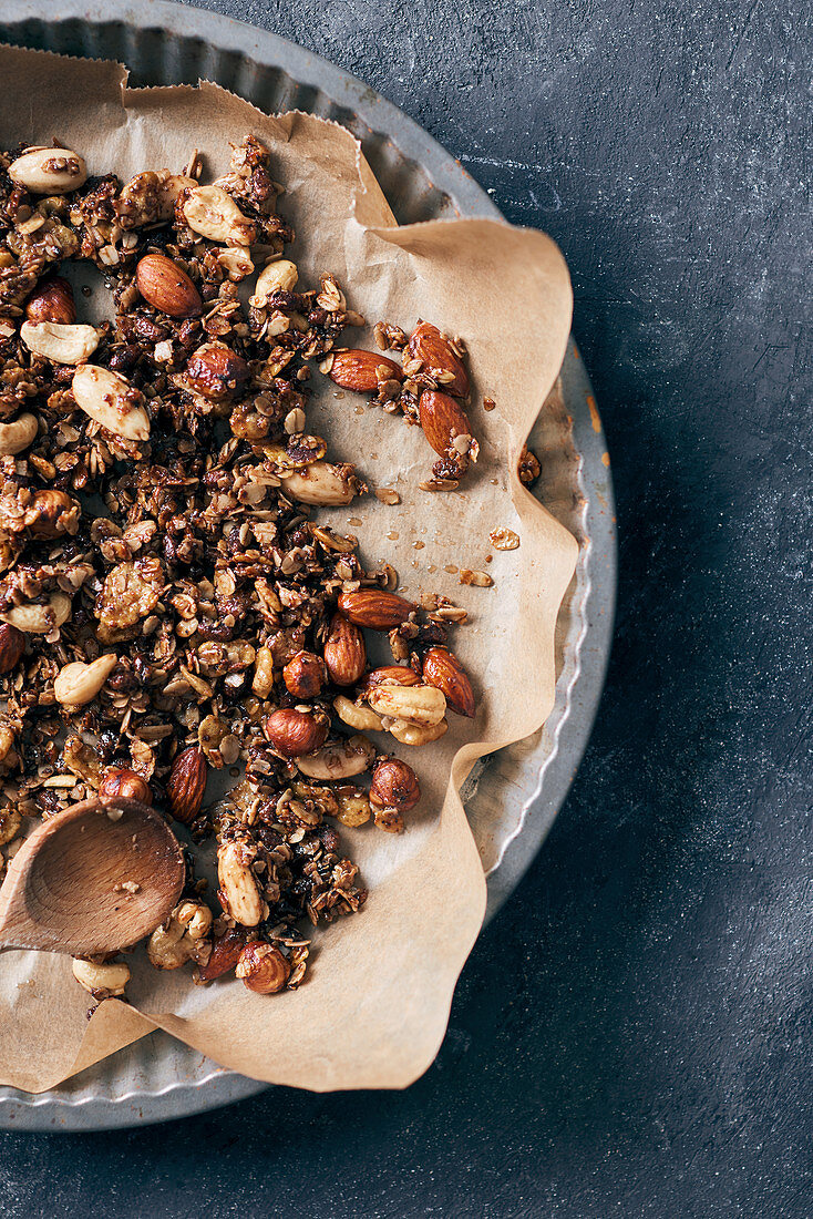 Selbstgemachtes Granola mit Nüssen