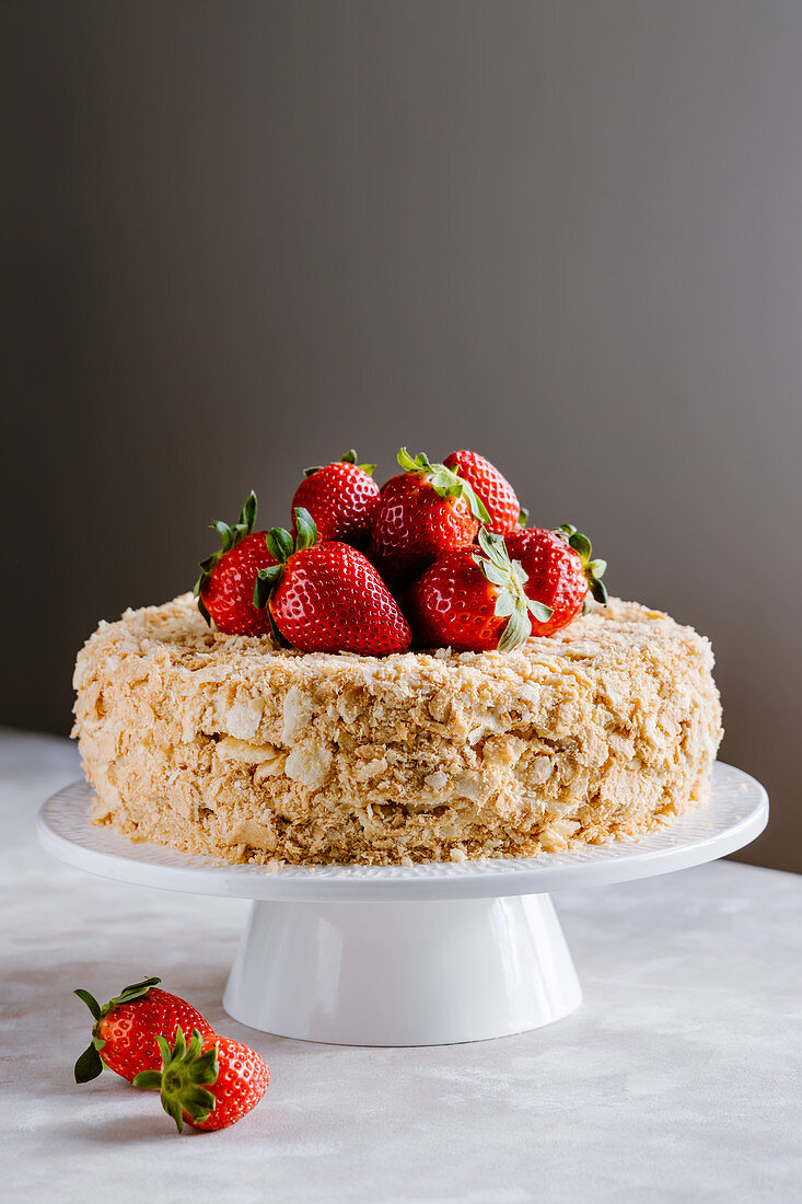 Napoleon-Torte (Mille-Feuille-Torte mit Vanille-Buttercreme) mit Erdbeeren