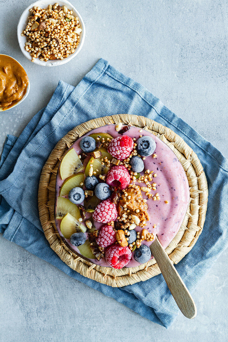 Breakfast Bowl mit Beeren und Joghurt