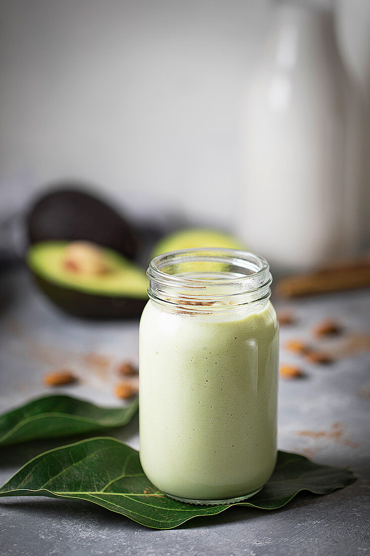 Hausgemachtes Naturjoghurt mit Avocado und Mandeln im Glas