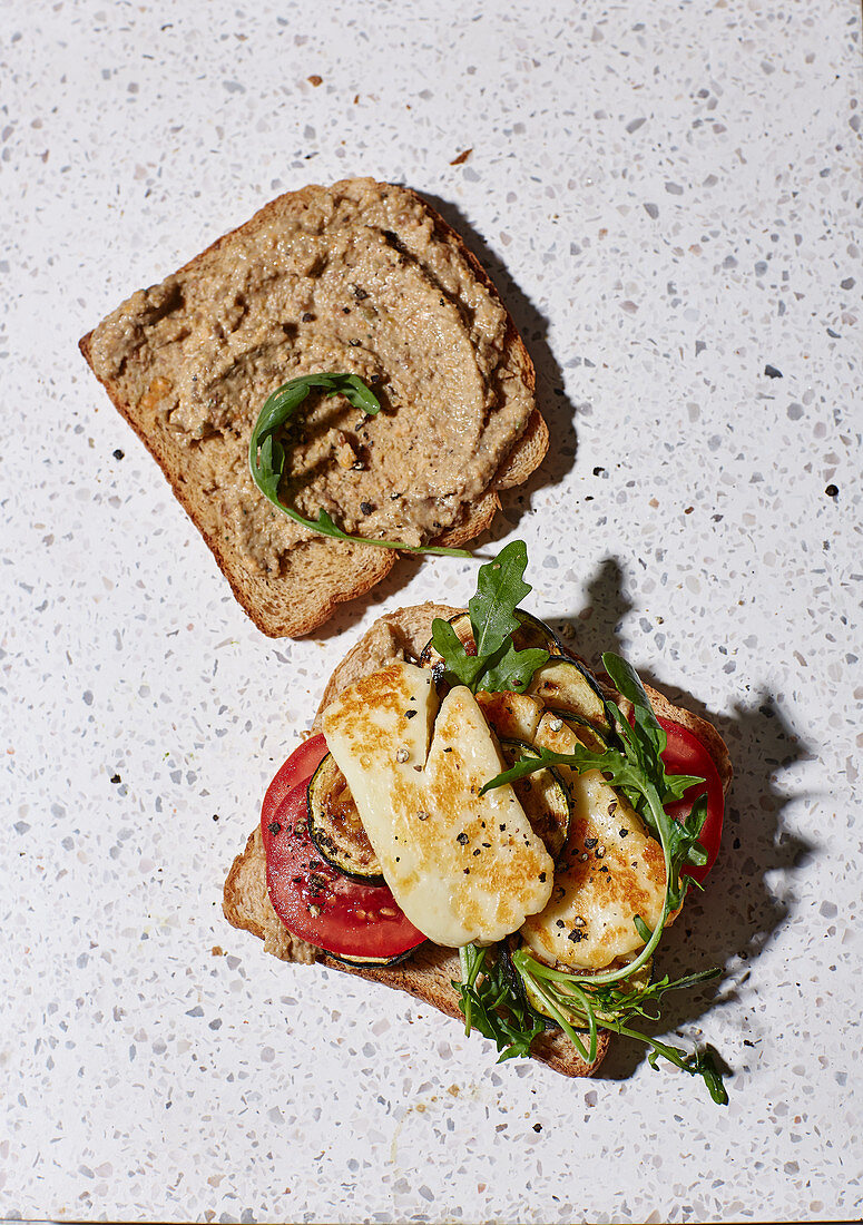 Halloumi-Sandwich mit Linsencreme und Antipastigemüse