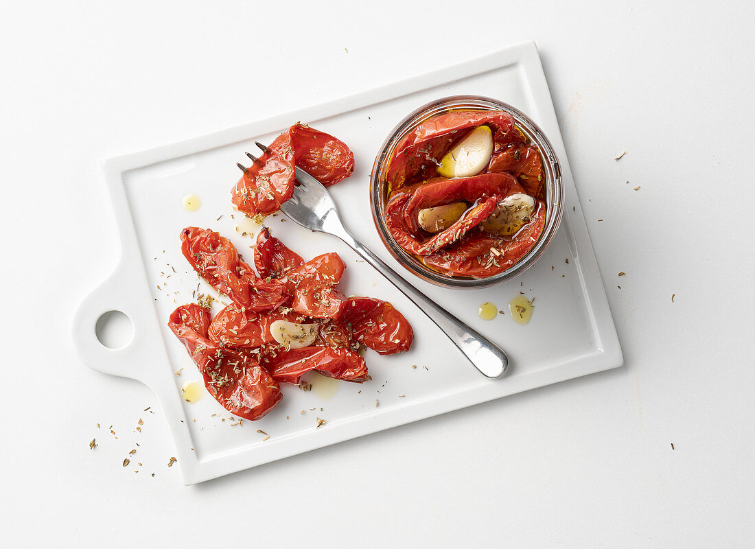 Tomaten-Confit mit Knoblauch und Oregano