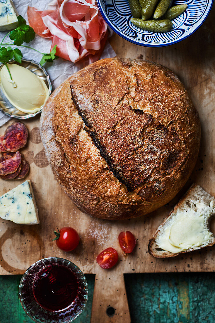 Hausgemachtes Sauerteigbrot serviert mit Schinken und Käse