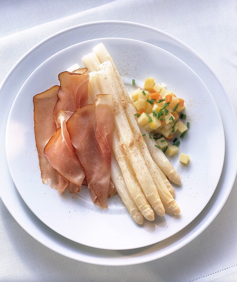 White asparagus with ham & bouillon potatoes