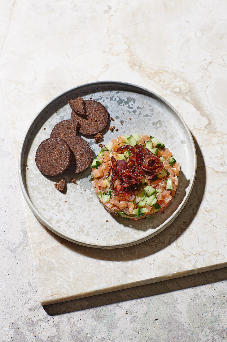 Smoked salmon tartare with balsamic onions