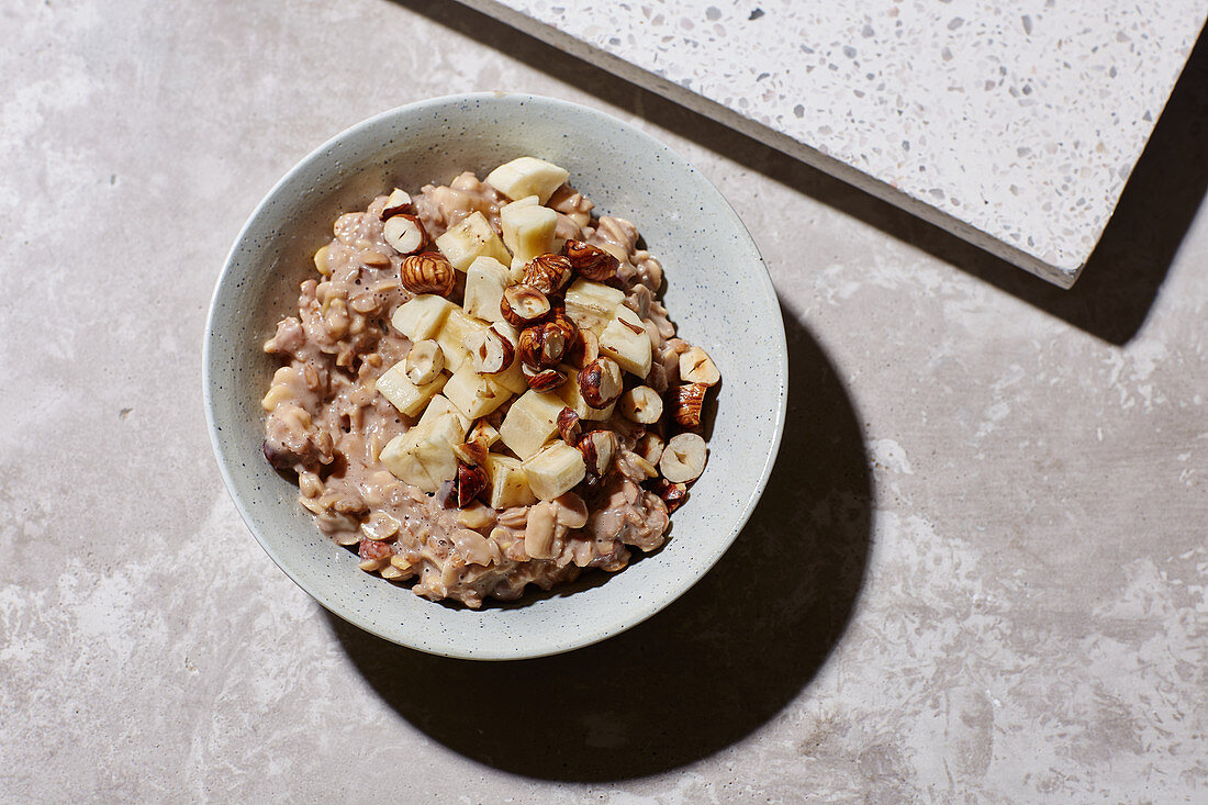 Mehrkornflocken-Porridge mit Kakao und Banane