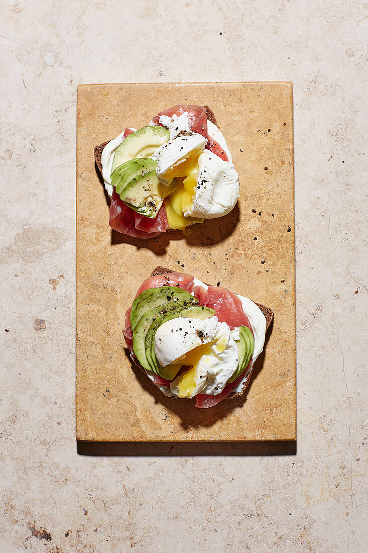 Avocado-Toast mit Schinken und pochiertem Ei