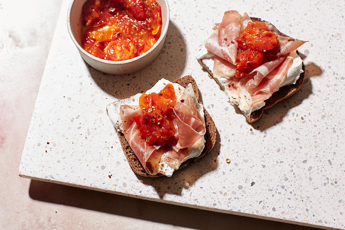 Bread topped with goat's cream cheese, ham and chutney