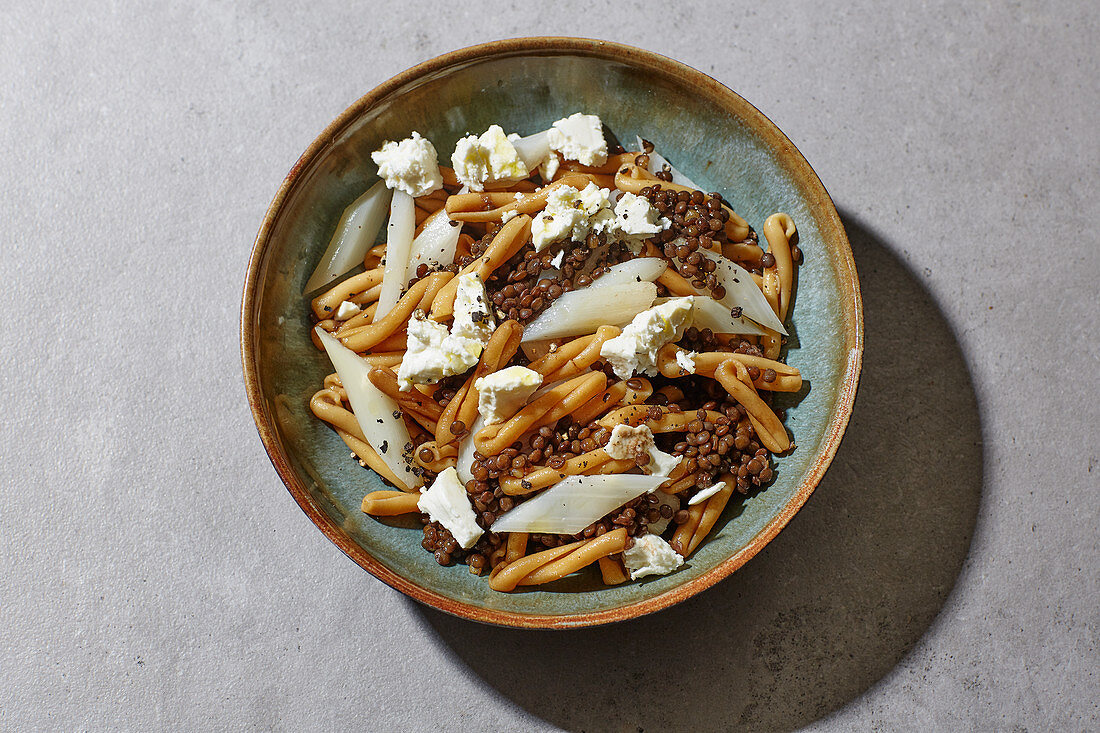 Linsen-Nudel-Salat mit Schwarzwurzeln und Feta