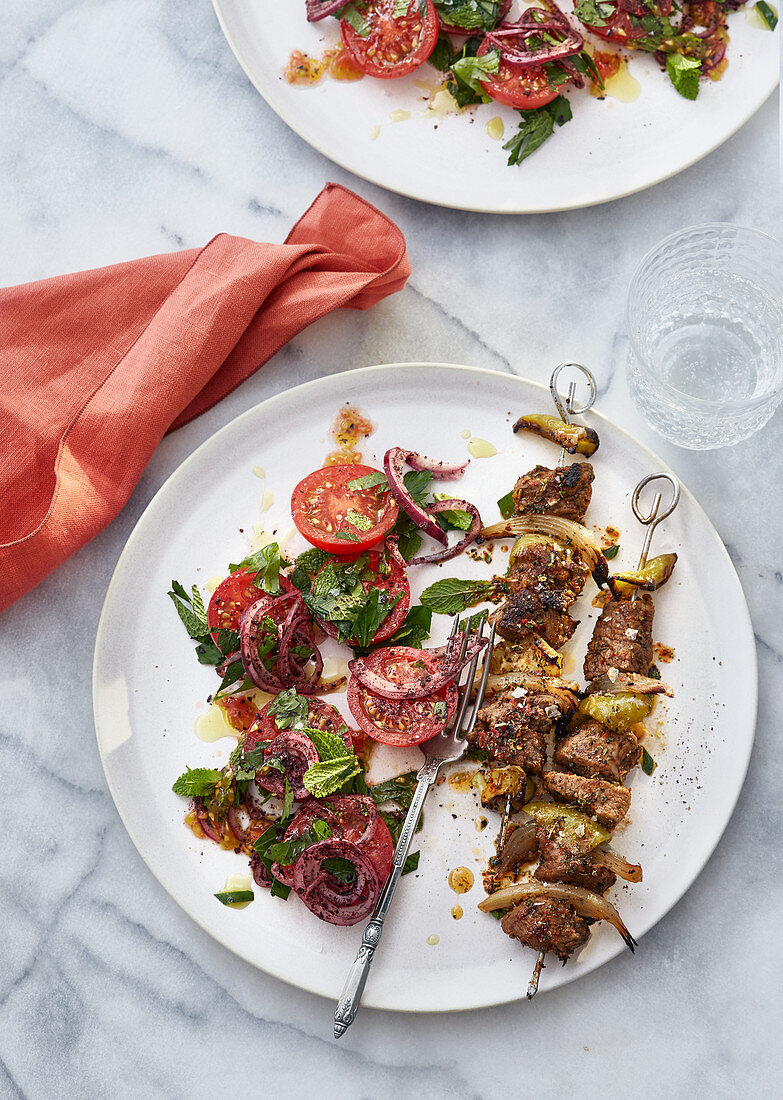 Türkische Lammspießchen mit Tomaten-Minz-Salat