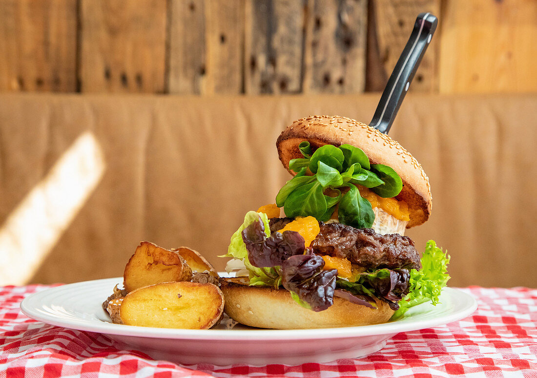 Burger mit Salat und Kartoffeln