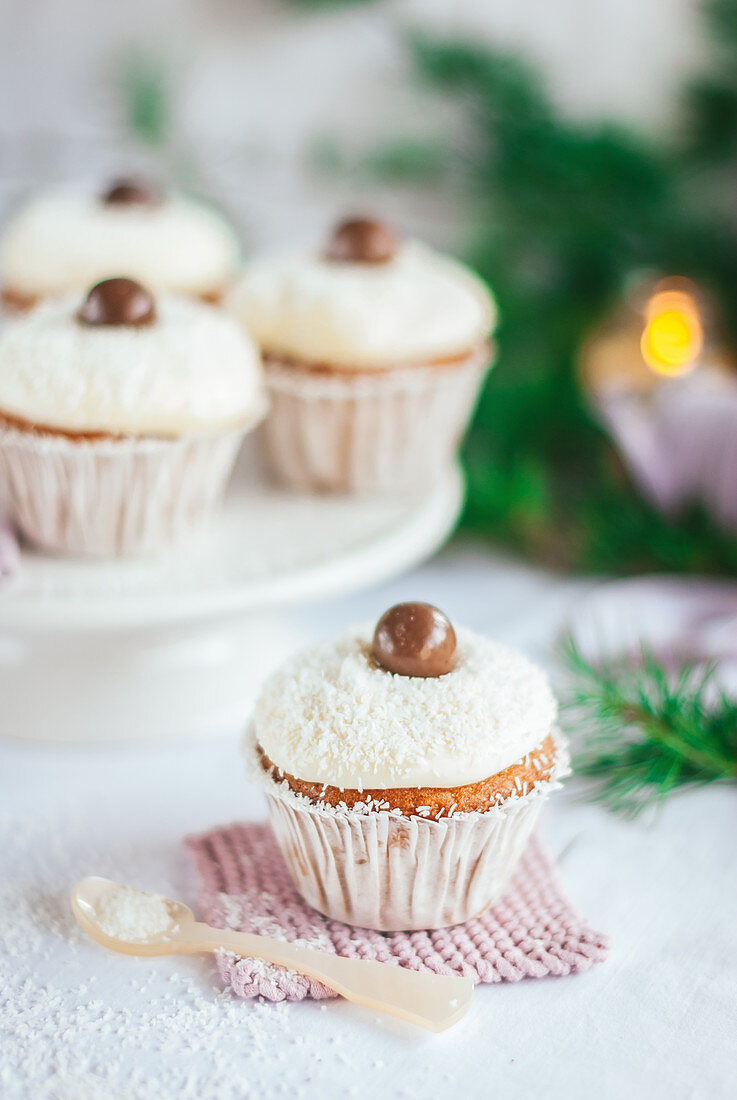 Weihnachtscupcakes mit Schokoladenkugeln und Kokosflocken