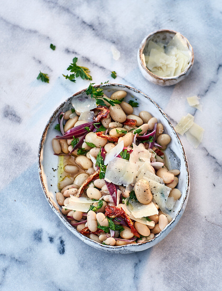 Weiße-Bohnen-Salat mit getrockneten Tomaten und Parmesan