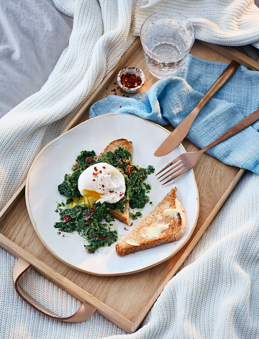 Spinach with poached eggs and toast