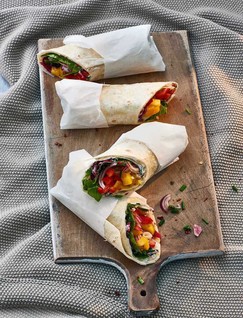 Wraps with peppers, mango and goat's cheese