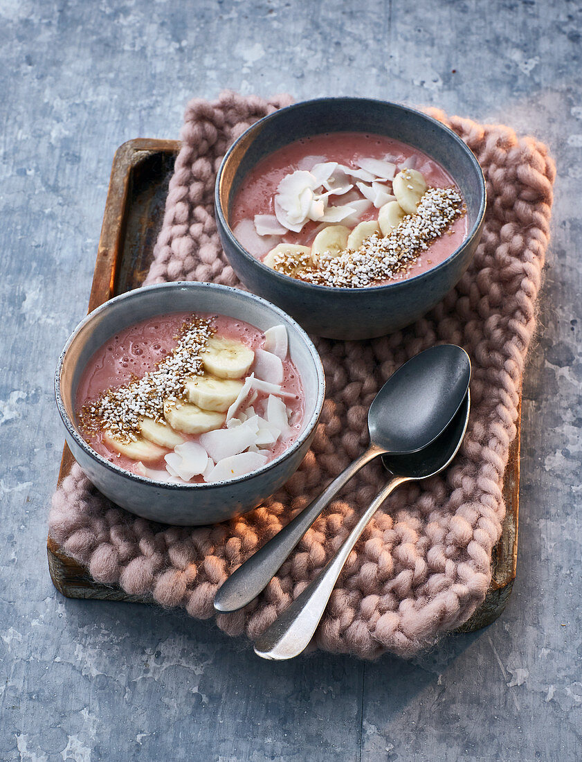 A sweet smoothie bowl with bananas, strawberries and amaranth pops