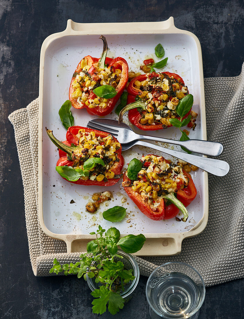 Gefüllte Paprika mit Mais und Schafskäse