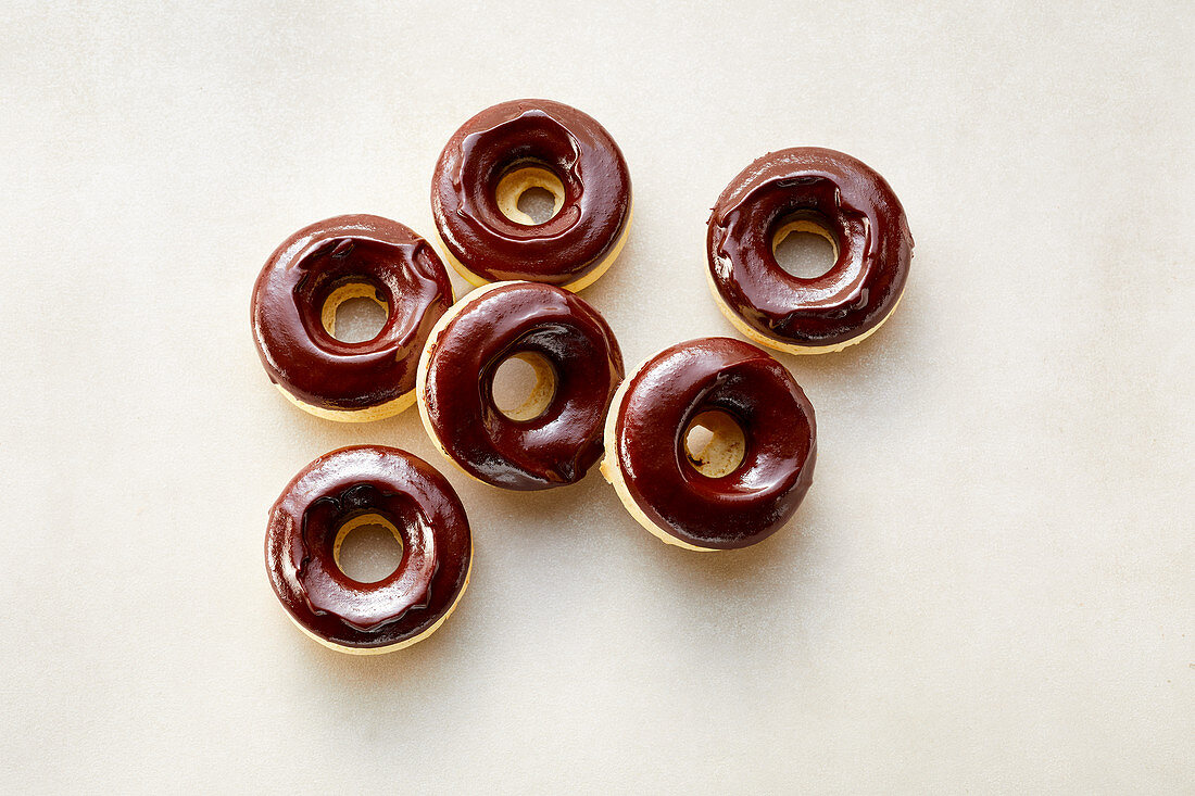 Chocolate-glazed doughnuts (sugar-free)