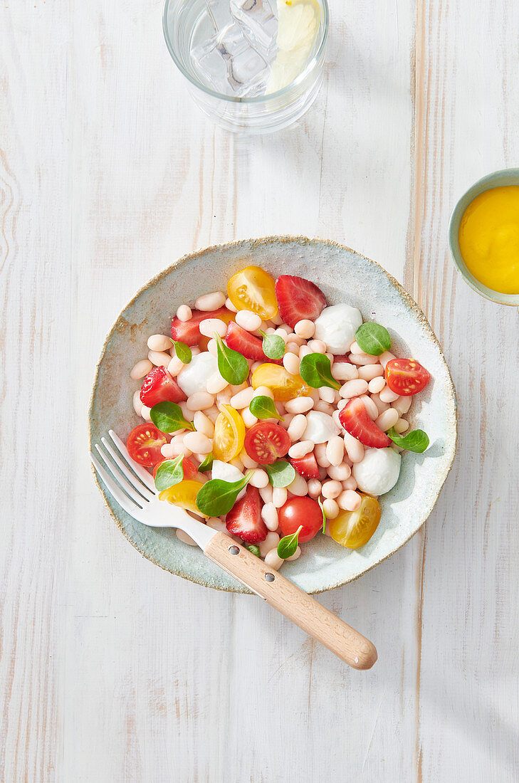 Salad with beans and tomatoes