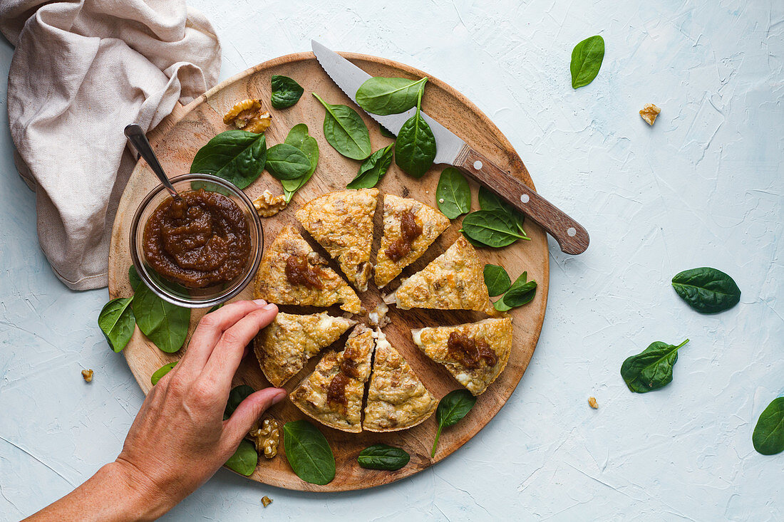 Blauschimmelkäsekuchen mit Marmelade und frischem Spinat