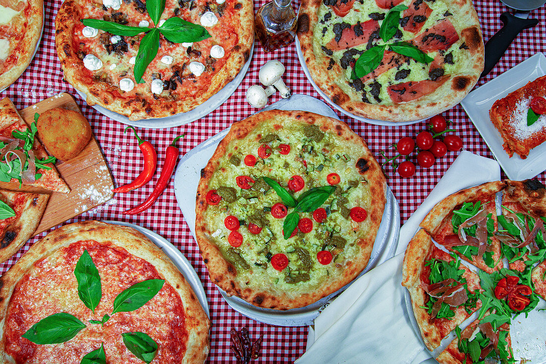 Verschiedene italienische Pizzen