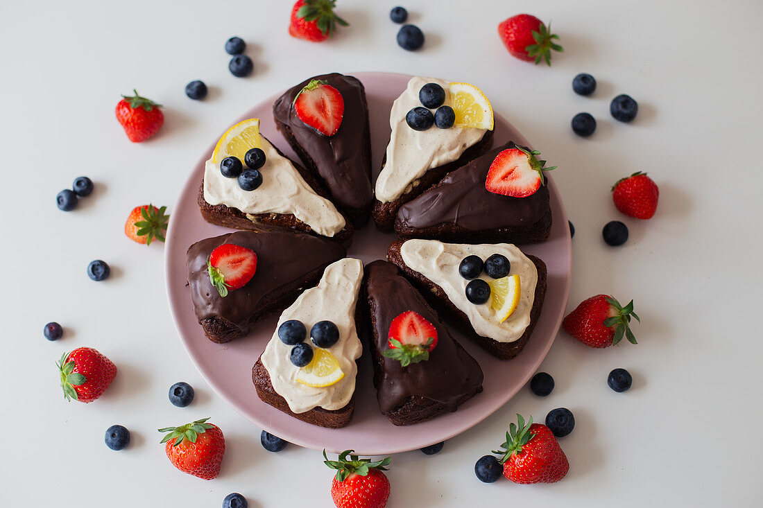 Schokoladenkuchen mit frischen Beeren und Zitronenscheiben