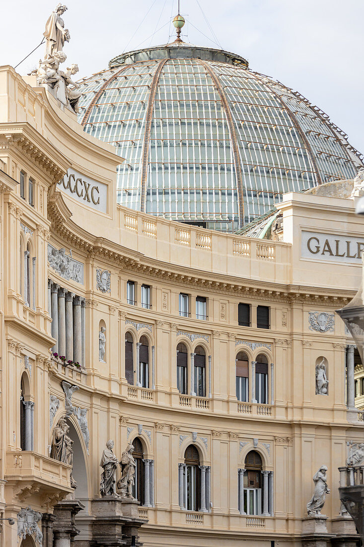 Die Kuppel der Galleria Umberto Primo von außen, Neapel, Kampanien, Italien