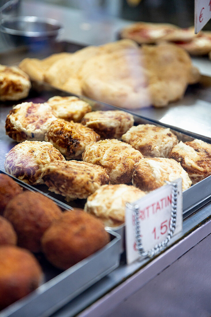 Frittatine (Gebratene Nudelbällchen), Streetfood aus Neapel, Kampanien, Italien