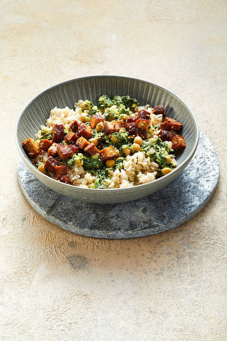 Spinach curry with wholemeal rice and tofu