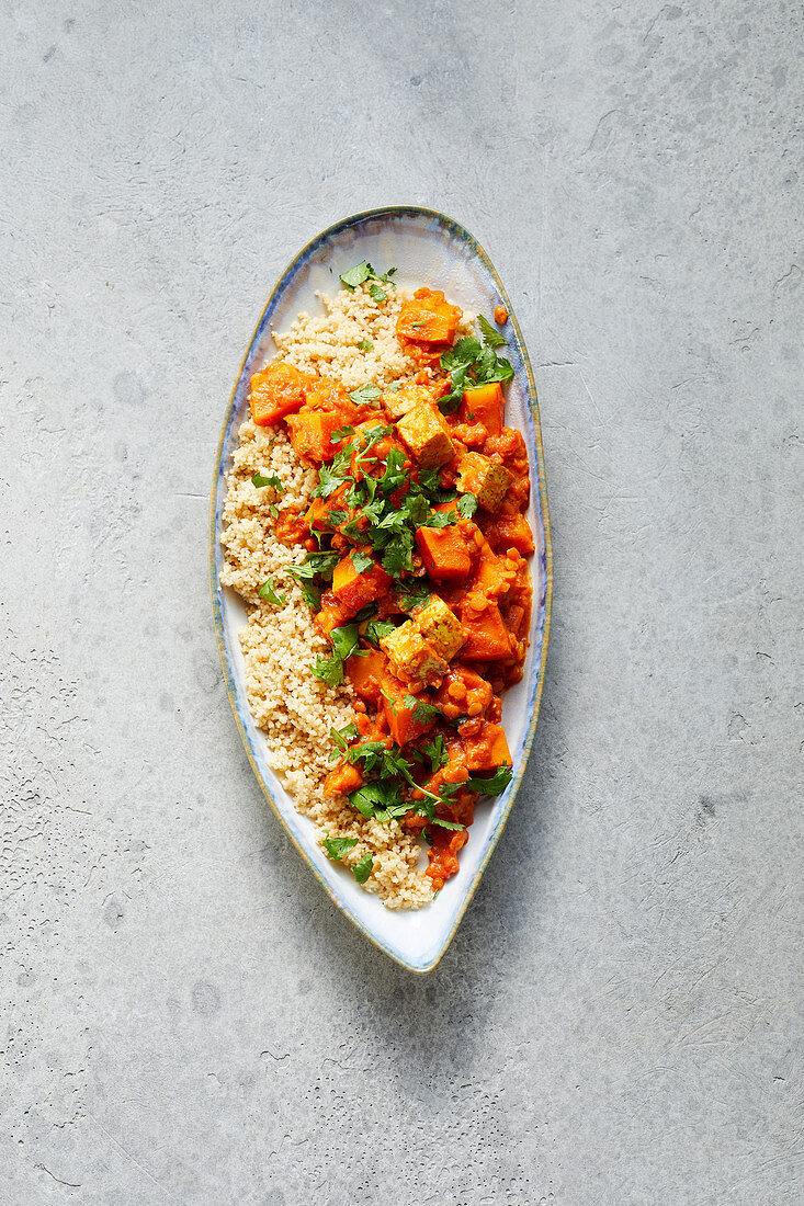 Tofu-Tikka-Masala mit Kürbis und Couscous