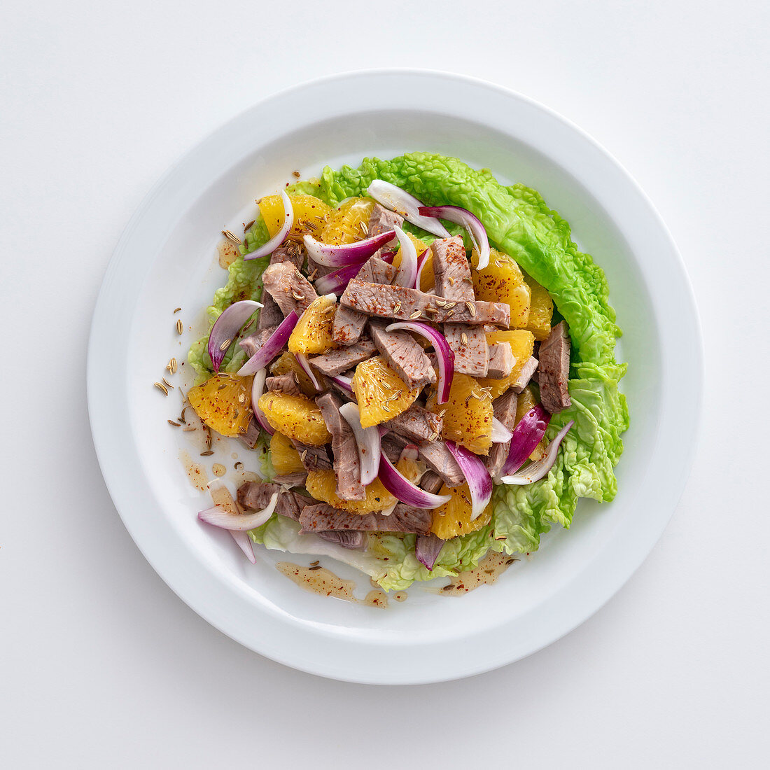 Streifen von gekochtem Rindfleisch mit Orangen-Zwiebel-Salat