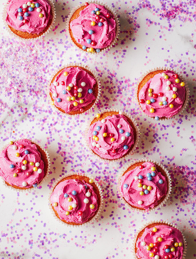 Rosa Vanille-Cupcakes mit Glitzerperlen