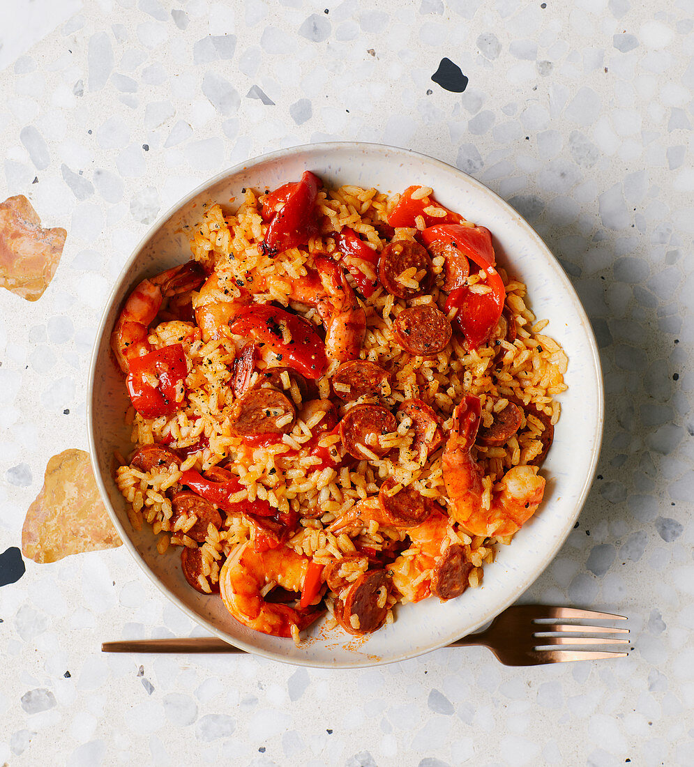 Paella mit Chorizo, gegrillter Paprika und Garnelen