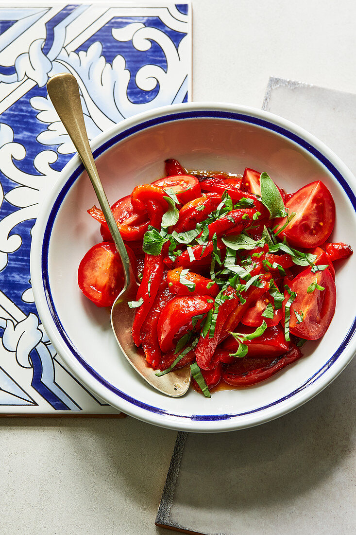 Portugiesischer Tomatensalat mit gerösteter Paprika