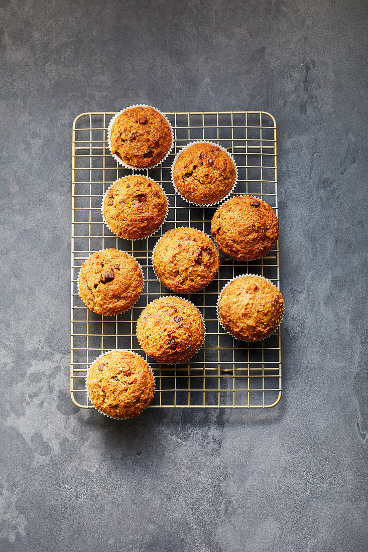 Vegane Frühstücksmuffins mit Apfel und Walnüssen