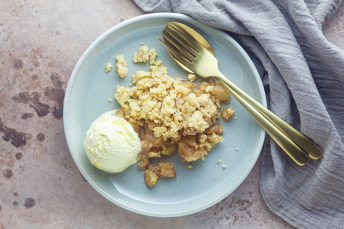 Apple crumble with vanilla ice cream