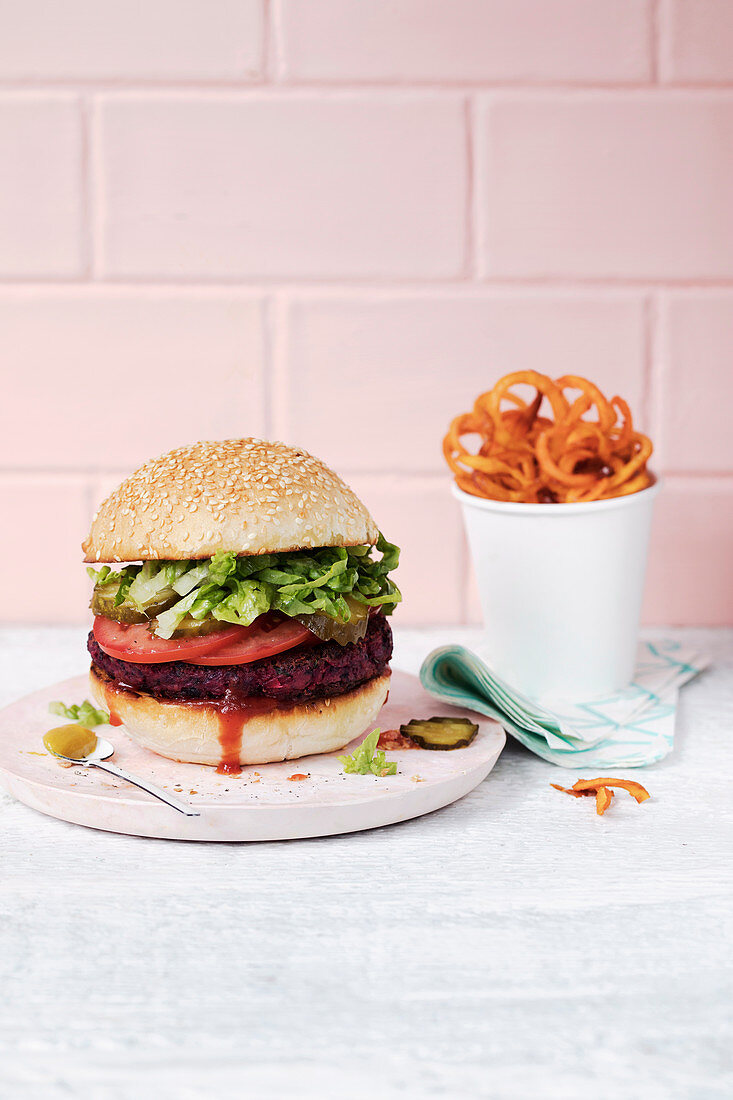 Veganer Rote-Bete-Burger mit schwarzen Bohnen