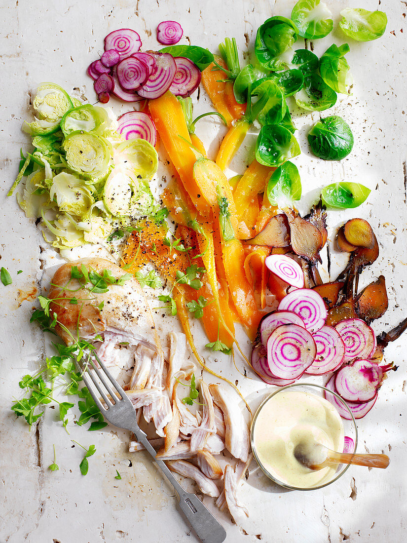 Hühnerbrust mit Rosenkohl, Ringelbeete, Karotten und Senfdressing