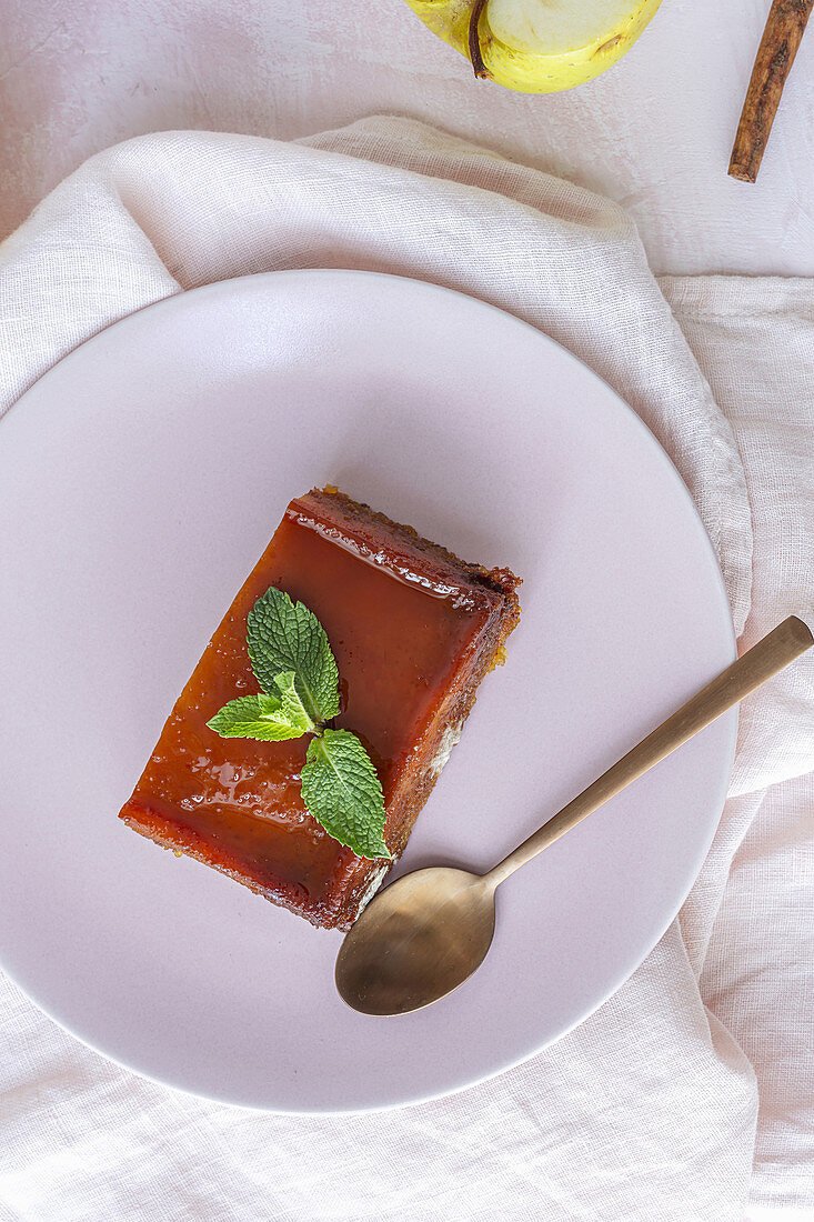 Hausgemachter Apfelpudding mit Zimt und Minzblättern