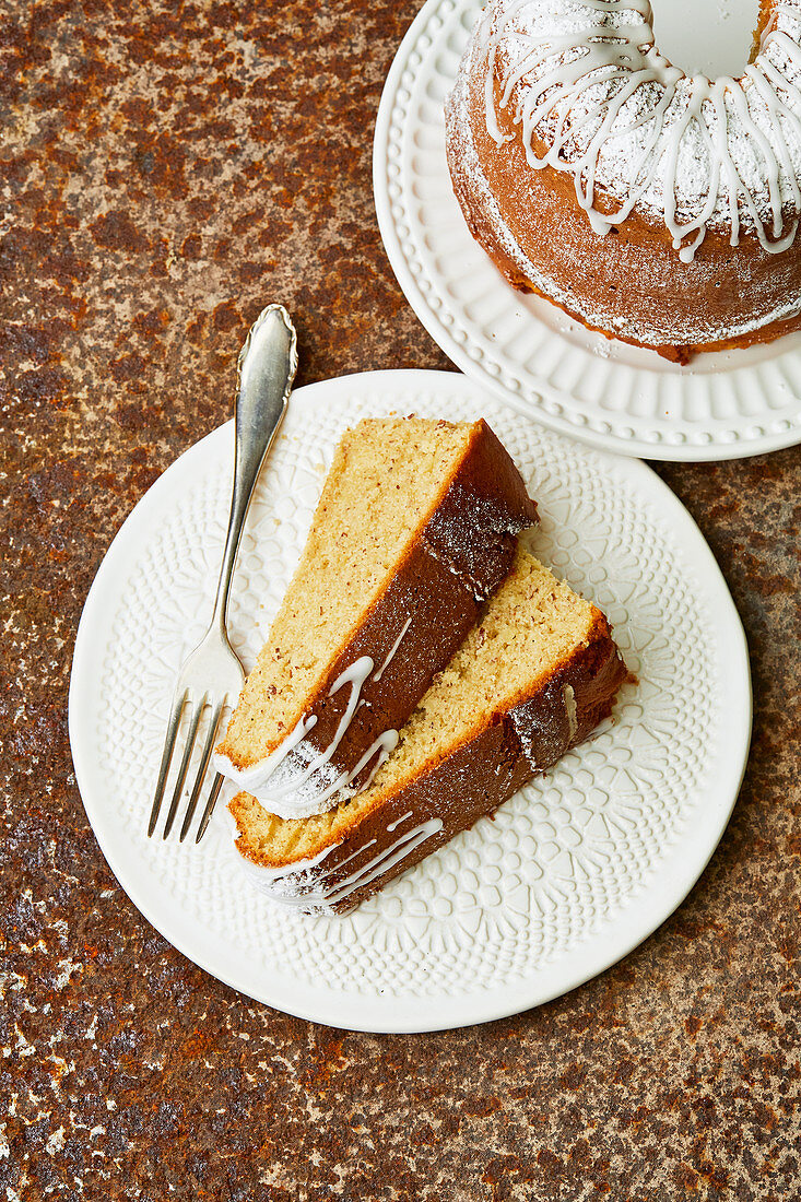 Portugiesischer Zimtkuchen mit Zitronenguss