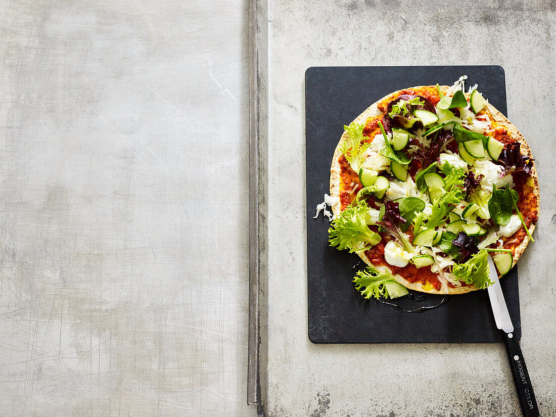 Veggie-Lahmacun mit Krautsalat und Tzatziki