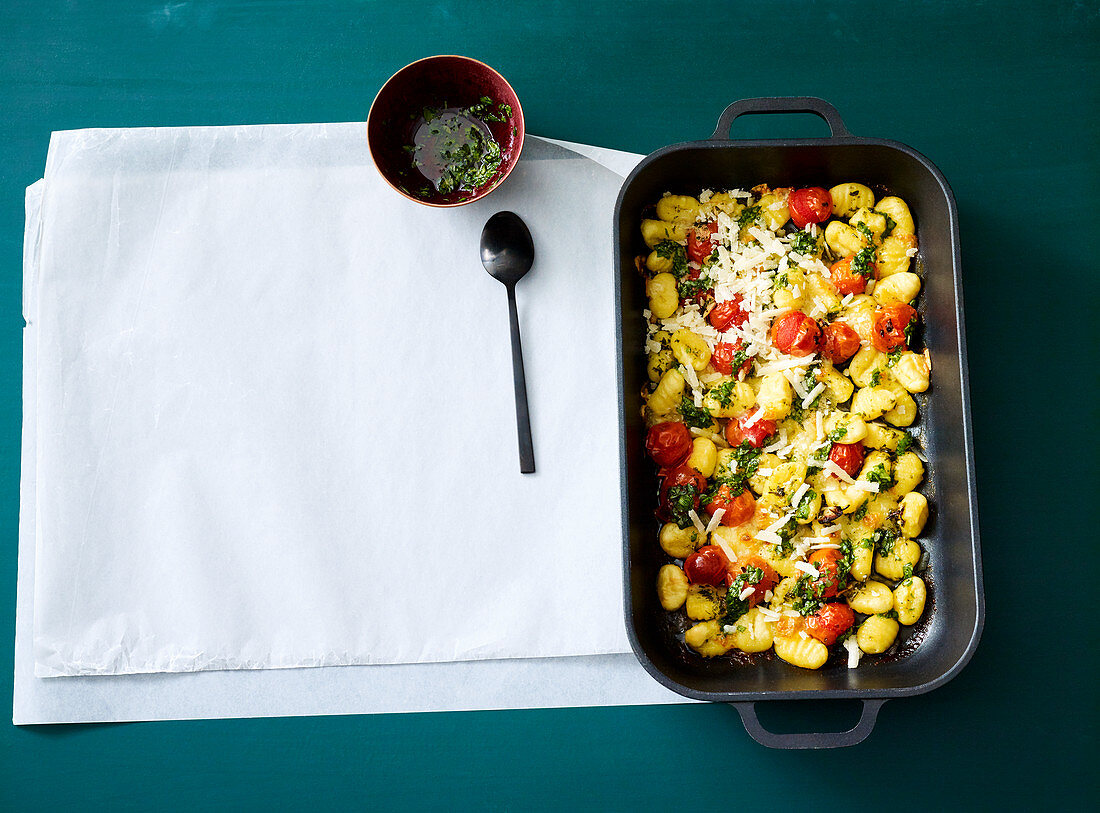 Gratinated gnocchi with basil pesto and cherry tomatoes