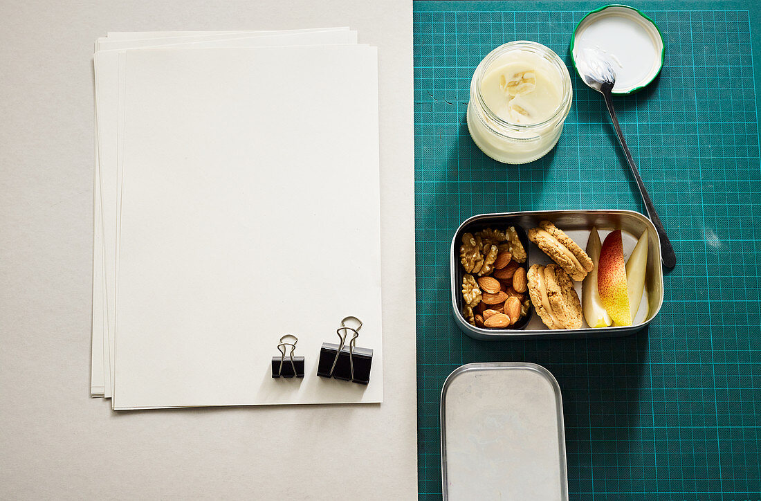 Energy snack pack with oat biscuits, fruit and Skyr