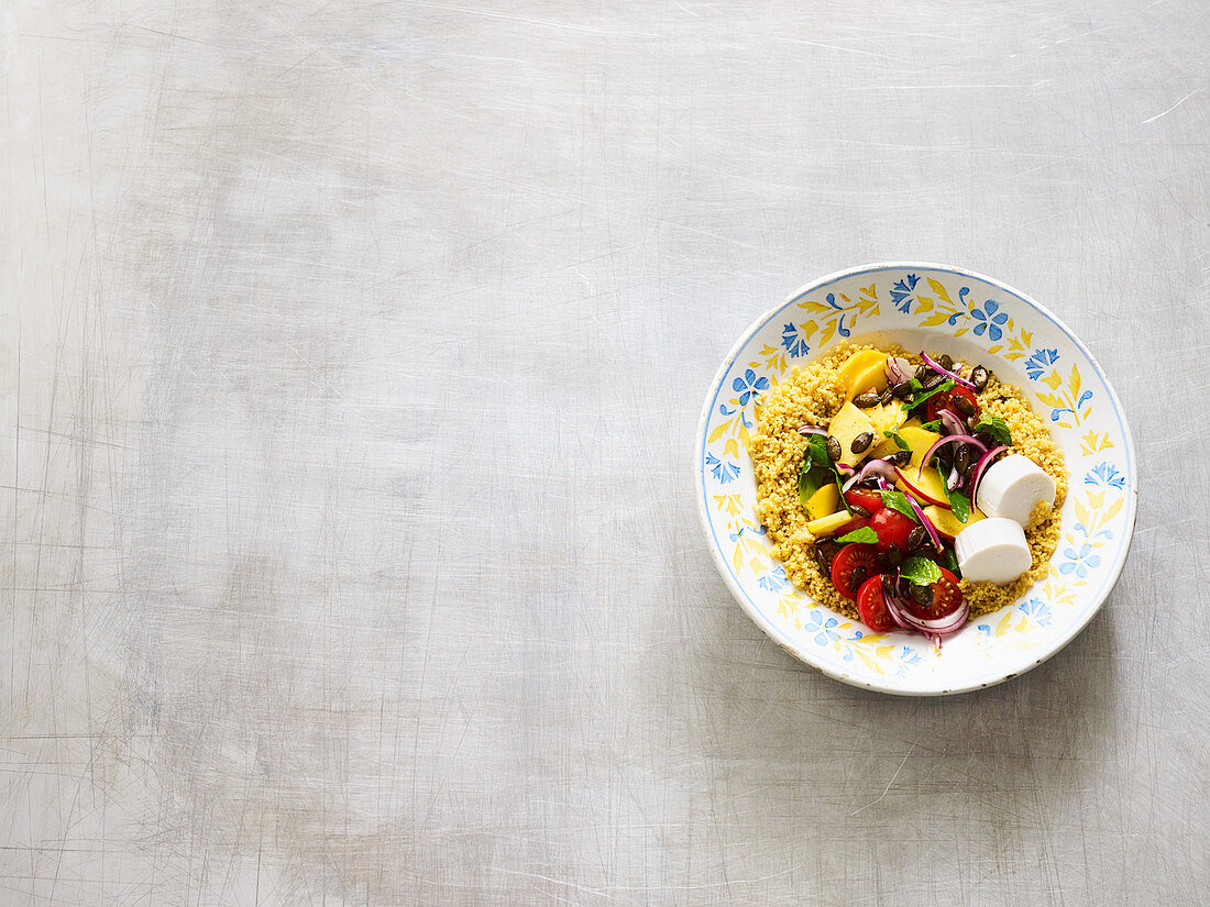 Couscous-Wellness-Salat mit Nektarine, Gemüse und Ziegenkäse