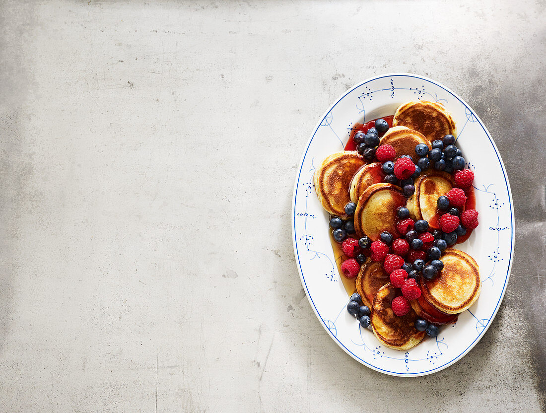 Joghurt-Pancakes mit Beeren und Ahornsirup