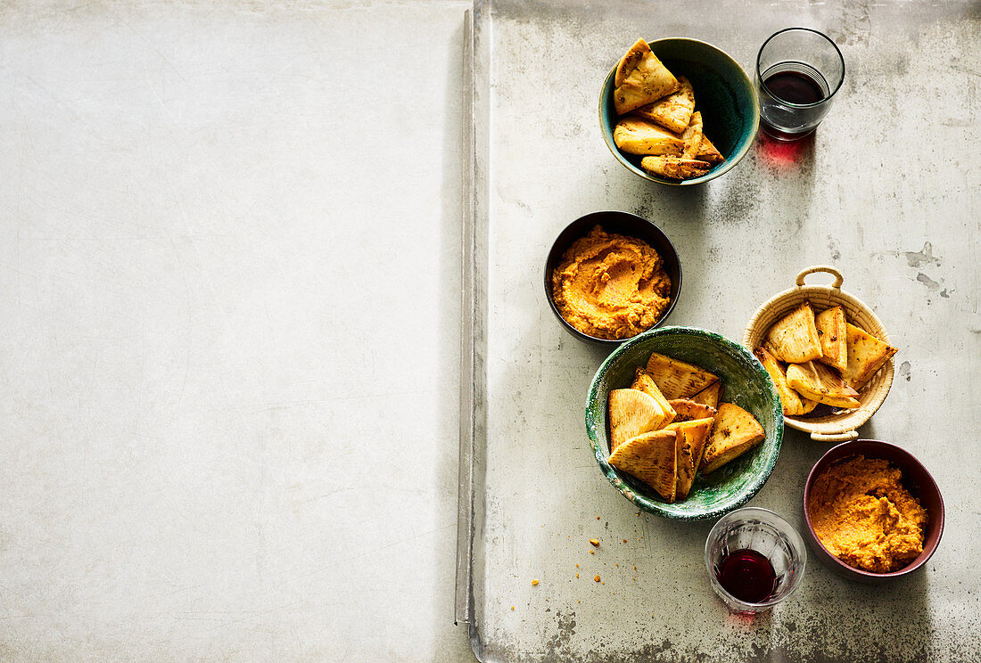 Pita-Chips mit Tomaten-Hummus