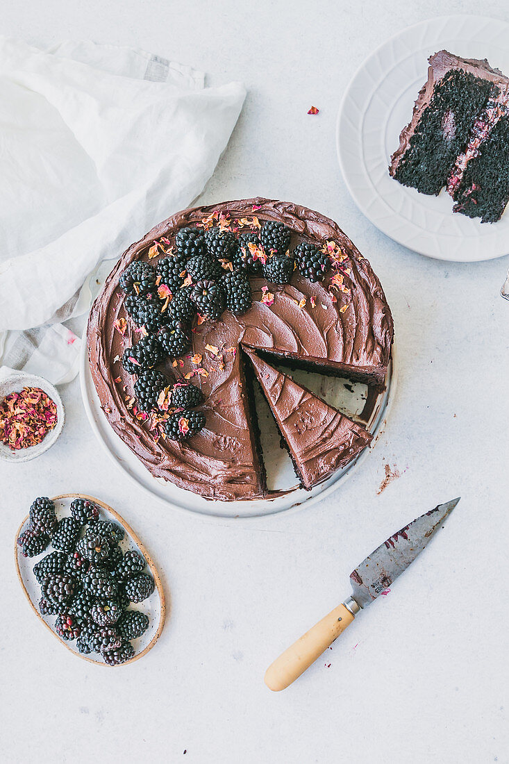 Dunkle Schokoladen-Schichttorte mit Brombeeren