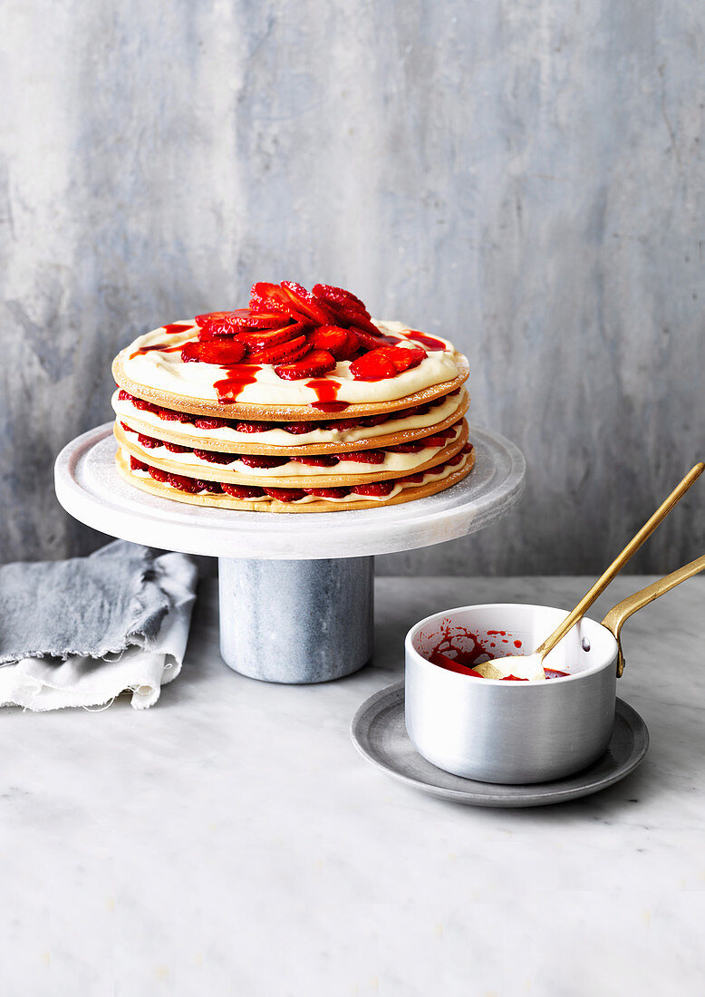 Shortcake-Torte mit Erdbeeren und Sahne