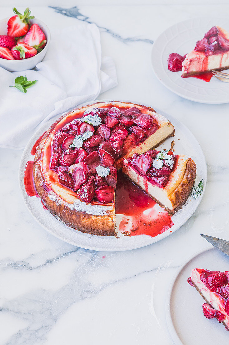 Käsekuchen mit gerösteten Erdbeeren