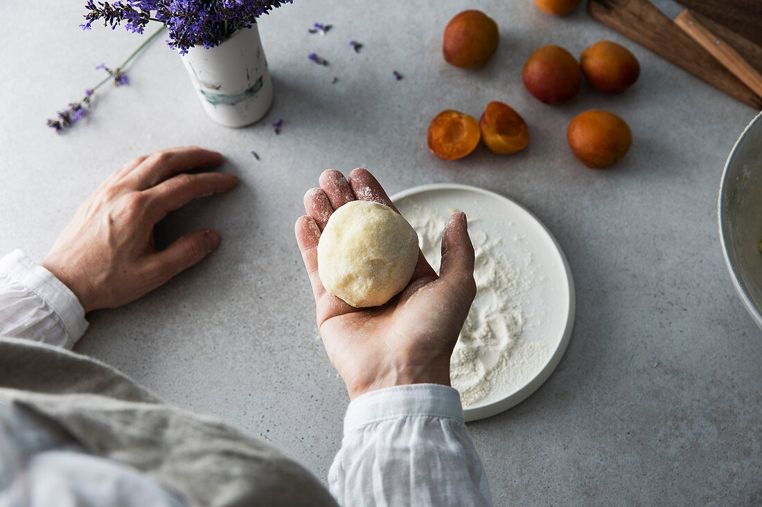 Aprikosenknödel zubereiten: Knödel mit der Hand formen